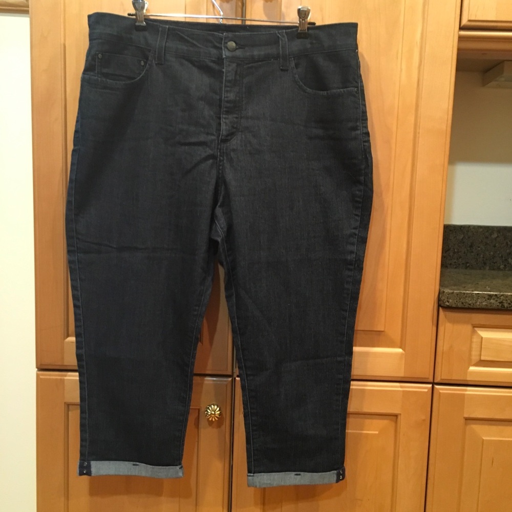 ❗️SOLD❗️NYDJ Cuffed CAPRI pants